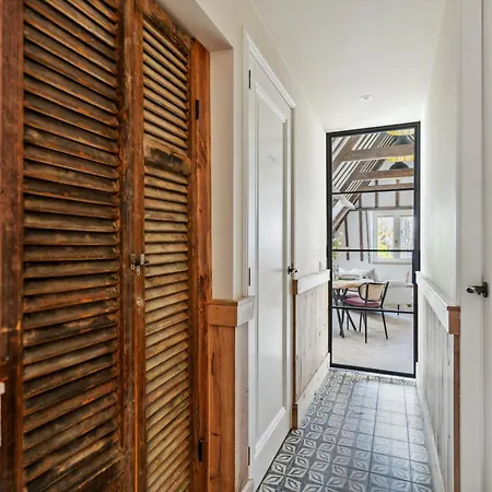 Stonebridge Boutique - Centre